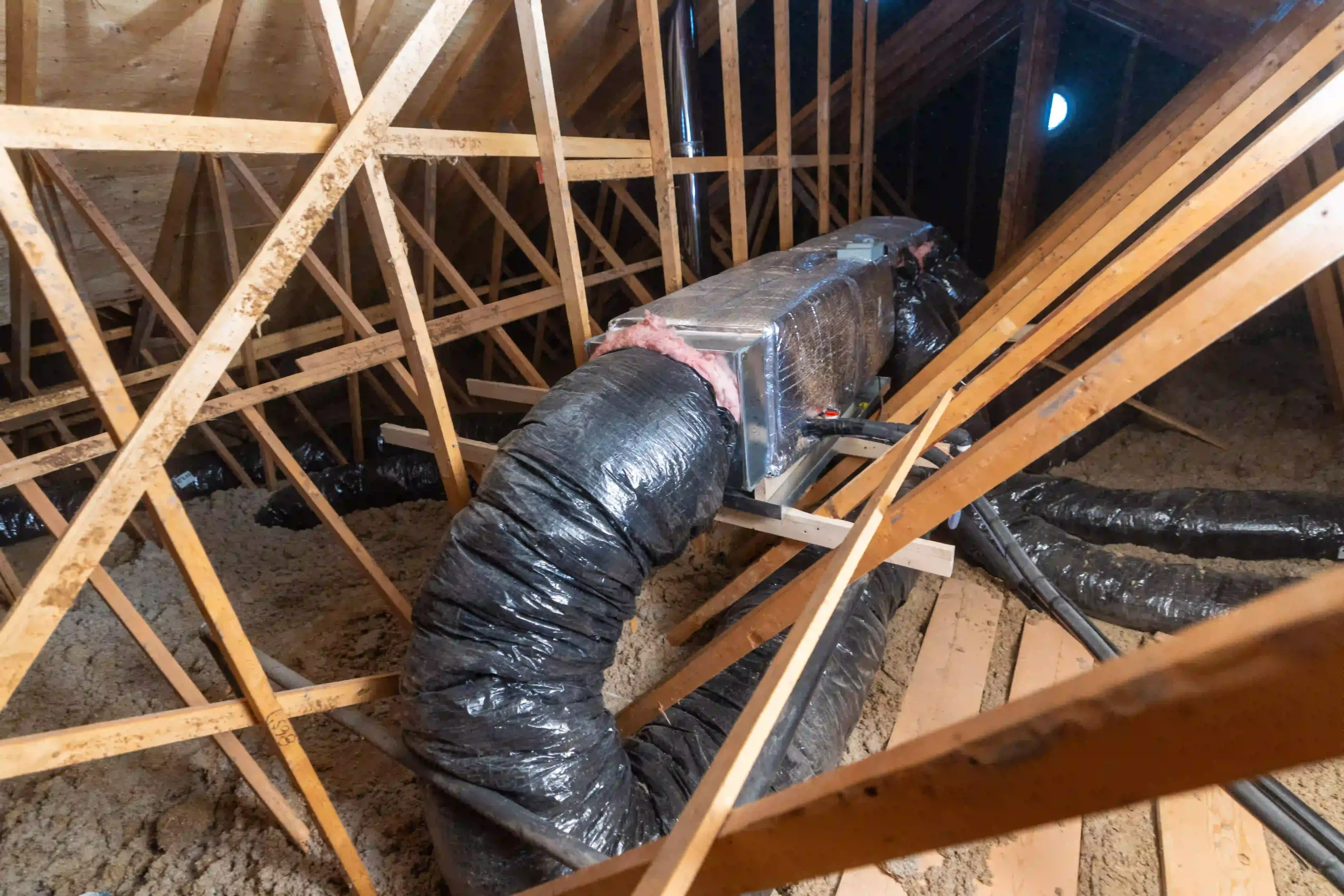 Système plafonnier avec diffusion d’air optimisée installé dans un entretoit résidentiel