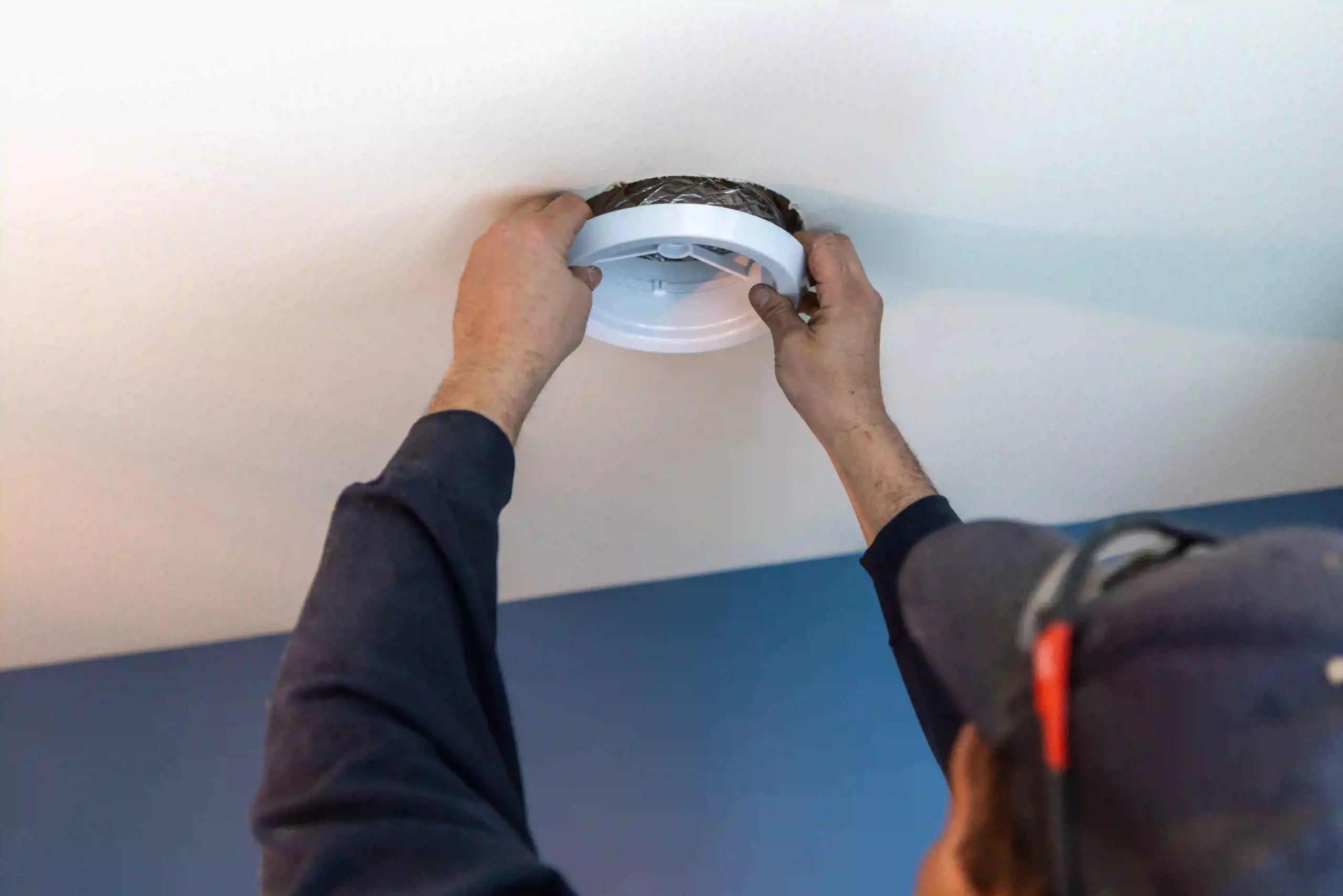 Installation d’un diffuseur discret de système plafonnier au plafond dans une résidence